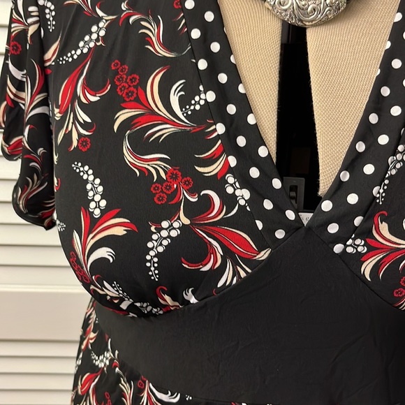 Black, red, and off white Carducci knit tie back top empire waist v-neck size 3X - Picture 3 of 5